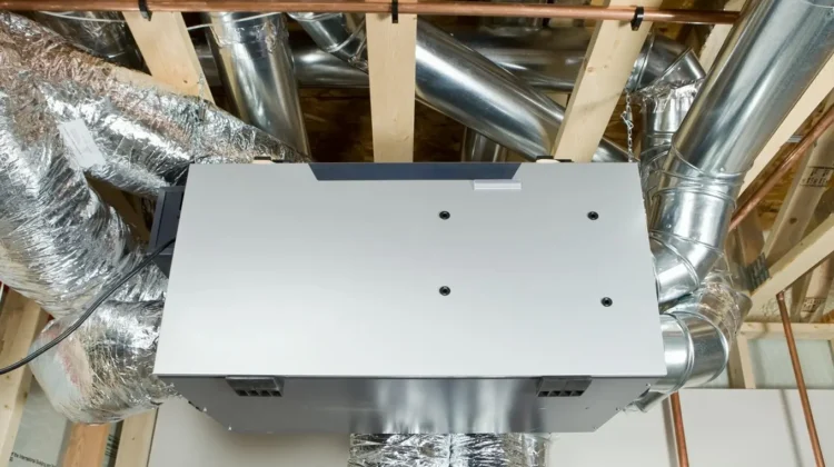 Systemy rekuperacji z odzyskiem ciepła to zaawansowane technologie, które umożliwiają efektywne zarządzanie energią w budynkach. Dzięki nim możliwe jest odzyskiwanie ciepła z powietrza wywiewanego, co znacząco obniża koszty ogrzewania. Proces ten polega na wymianie ciepła między usuwanym powietrzem a świeżym, co pozwala na utrzymanie optymalnej temperatury wewnątrz pomieszczeń przy minimalnym zużyciu energii.